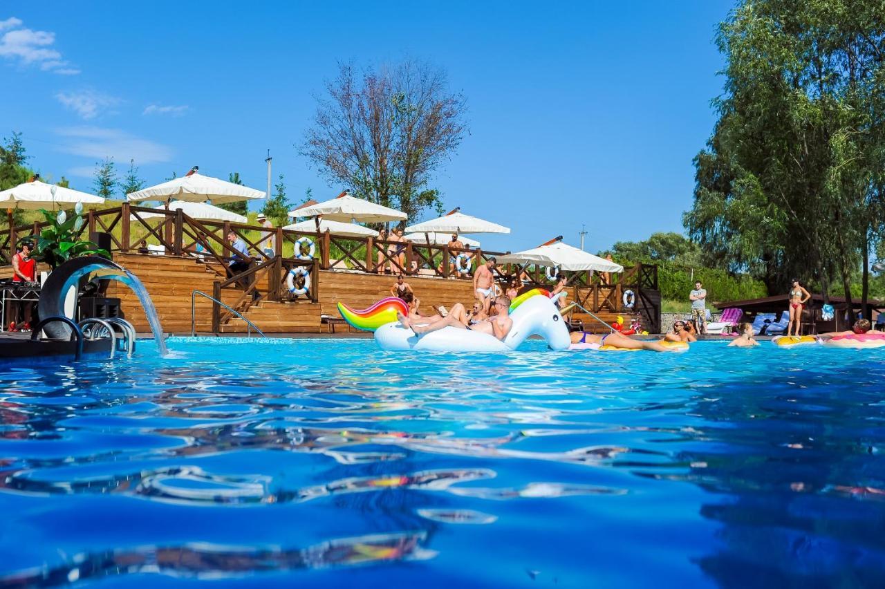 Equides Club Hotel Lesniki Bagian luar foto